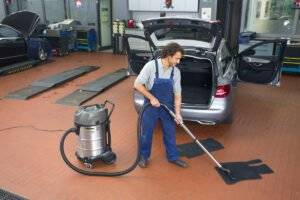 Application of Kärcher NT 70/2 Me Classic Wet and Dry Vacuum Cleaner in garage.