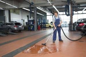Application of Kärcher NT 70/2 Me Classic Wet and Dry Vacuum Cleaner in garage.